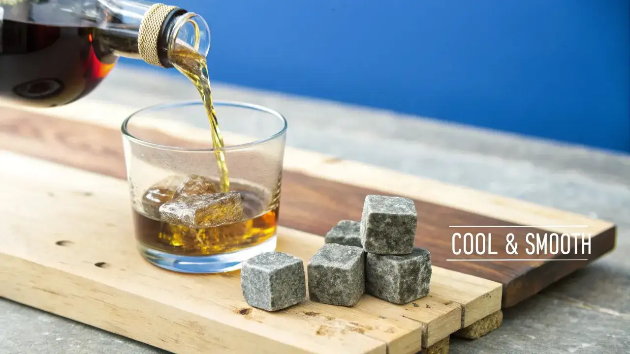 Whisky nalewana do szklanki z kamiennymi kostkami. Czy whisky może zamarznąć? Te kamienie zapewnią idealną temperaturę.