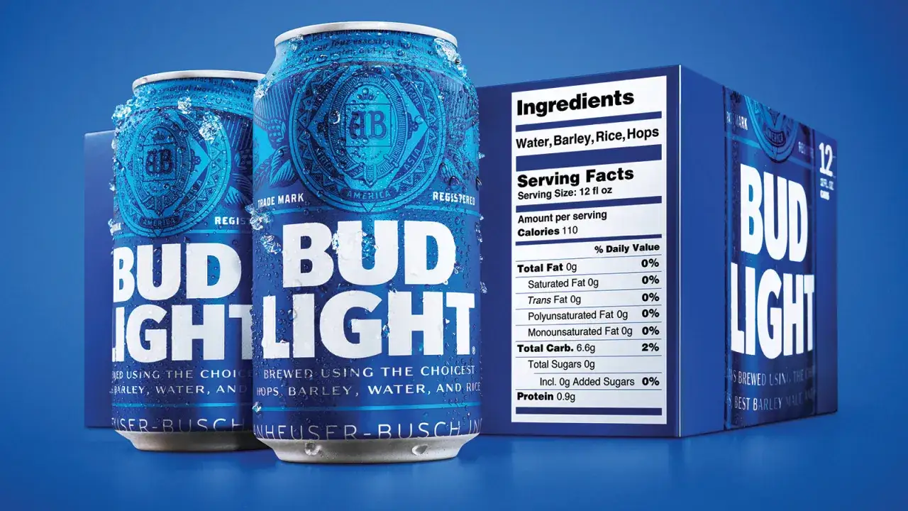 Dwie puszki Bud Light i etykieta z informacją o wartościach odżywczych. Czy piwo ma cukier w sobie? Na etykiecie widać 0g cukrów.
