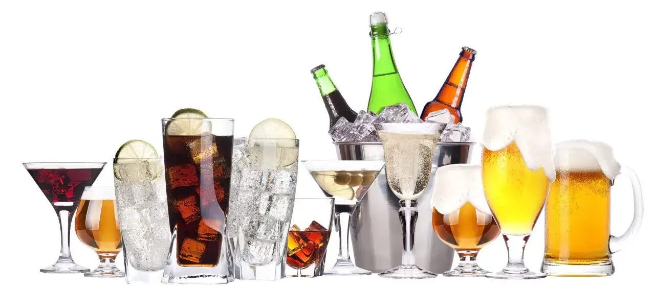 Różnorodne drinki i piwa, a gdzieś w tle kryje się odpowiedź na pytanie, ile kcal ma setka wódki.
