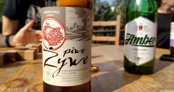 Piwo Żywe Amber - Jak smakuje i dlaczego ma tak krótki termin?