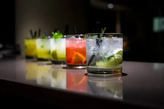 Kolorowe drinki z wódką - Jak uzyskać efekt z baru w domu?
