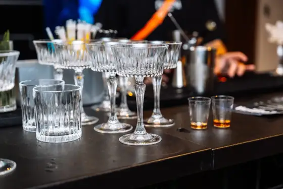 Samoobsługowy drink bar na wesele - Jak uniknąć chaosu i kolejek?